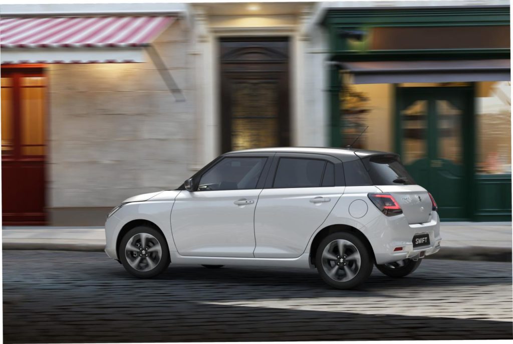 swift wit zijaanzicht rijdend in omgeving_0